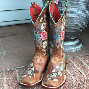 Macie Bean Embroidered Country Boots. Size 8.5